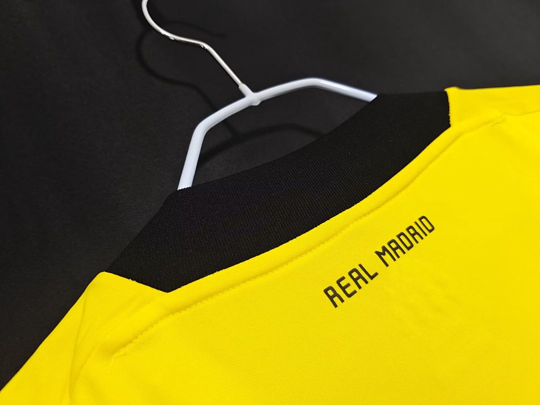 Real Madrid 2011/12 Retro Goalkeeper Jersey - photo 3